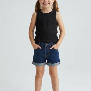 Short de jean de niña azul con botamanga doblada