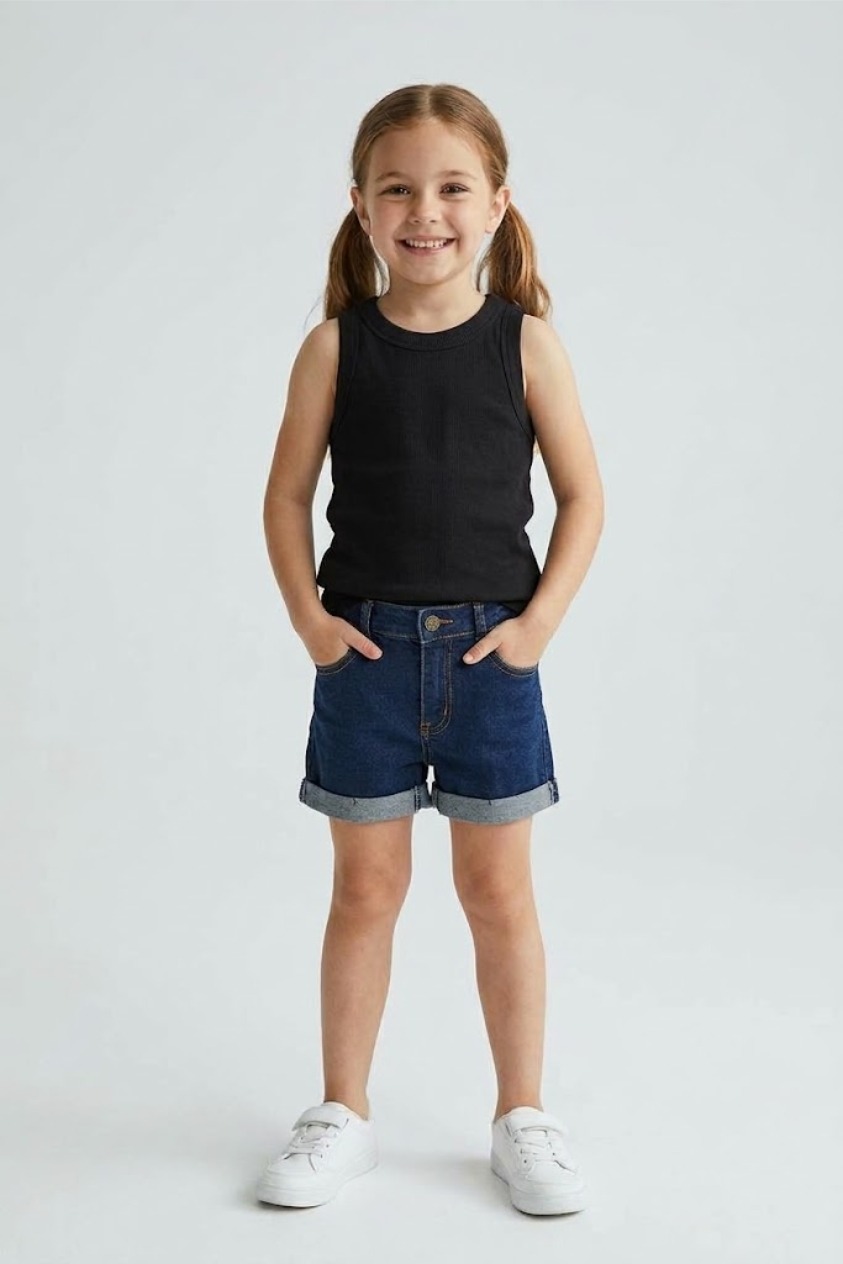 Short de jean de niña azul con botamanga doblada